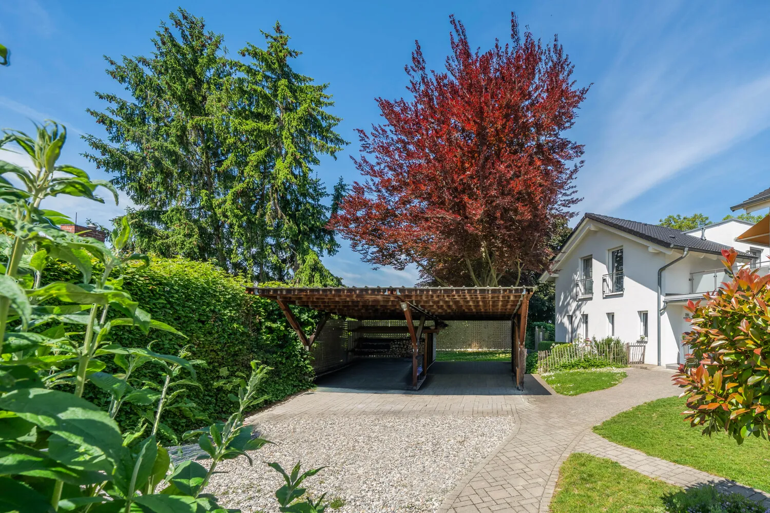 EFH mit Doppelcarport von der Einfahrt her gesehen