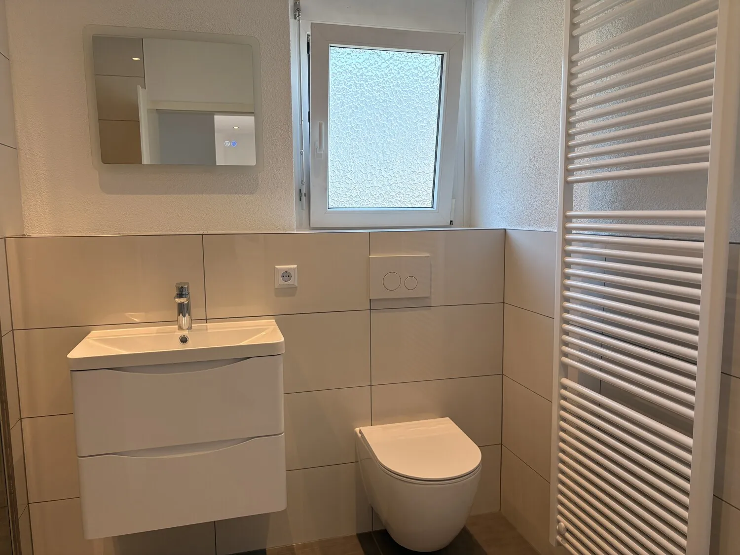 Neues Badezimmer mit Dusche