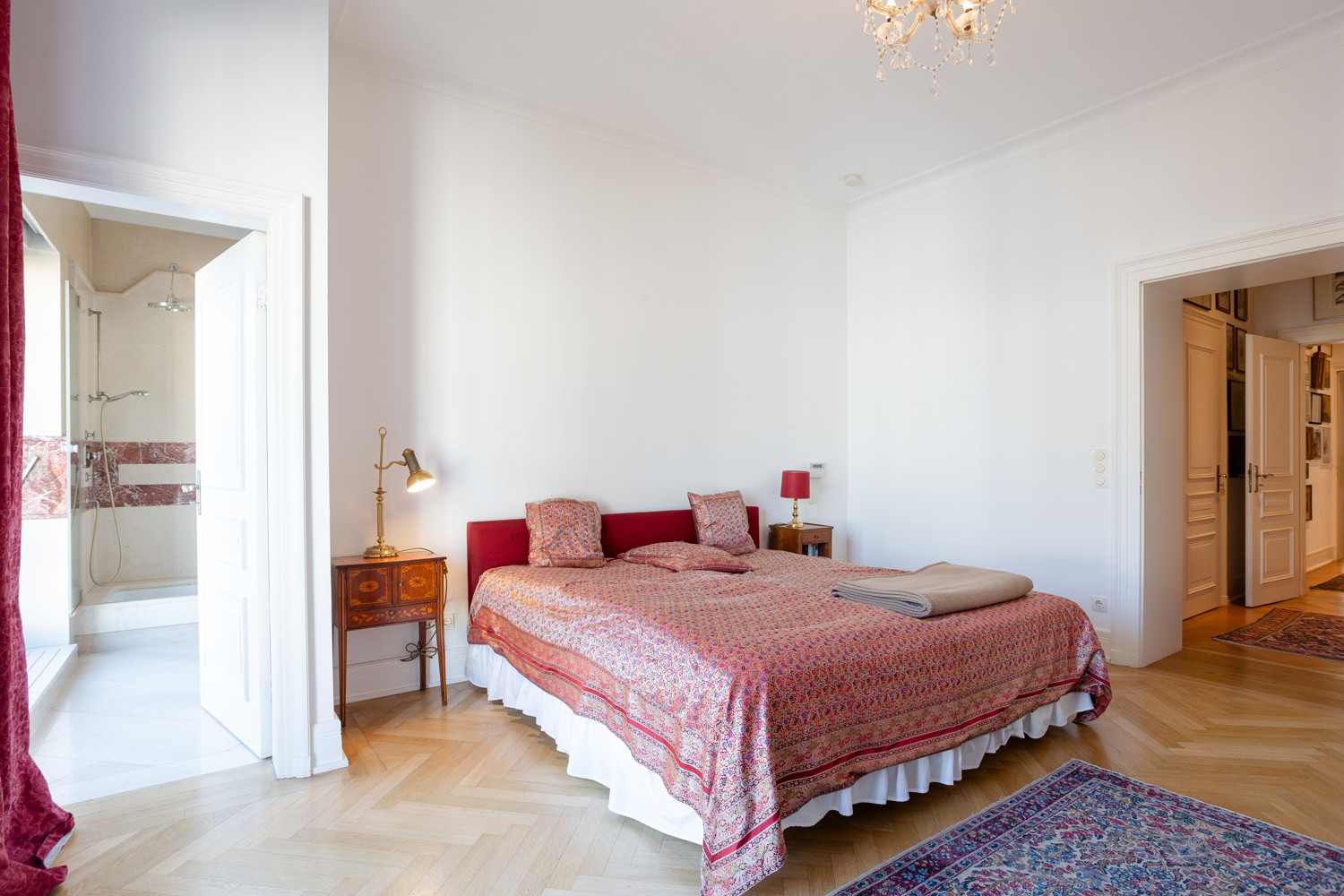 Master Bedroom mit Bad en Suite