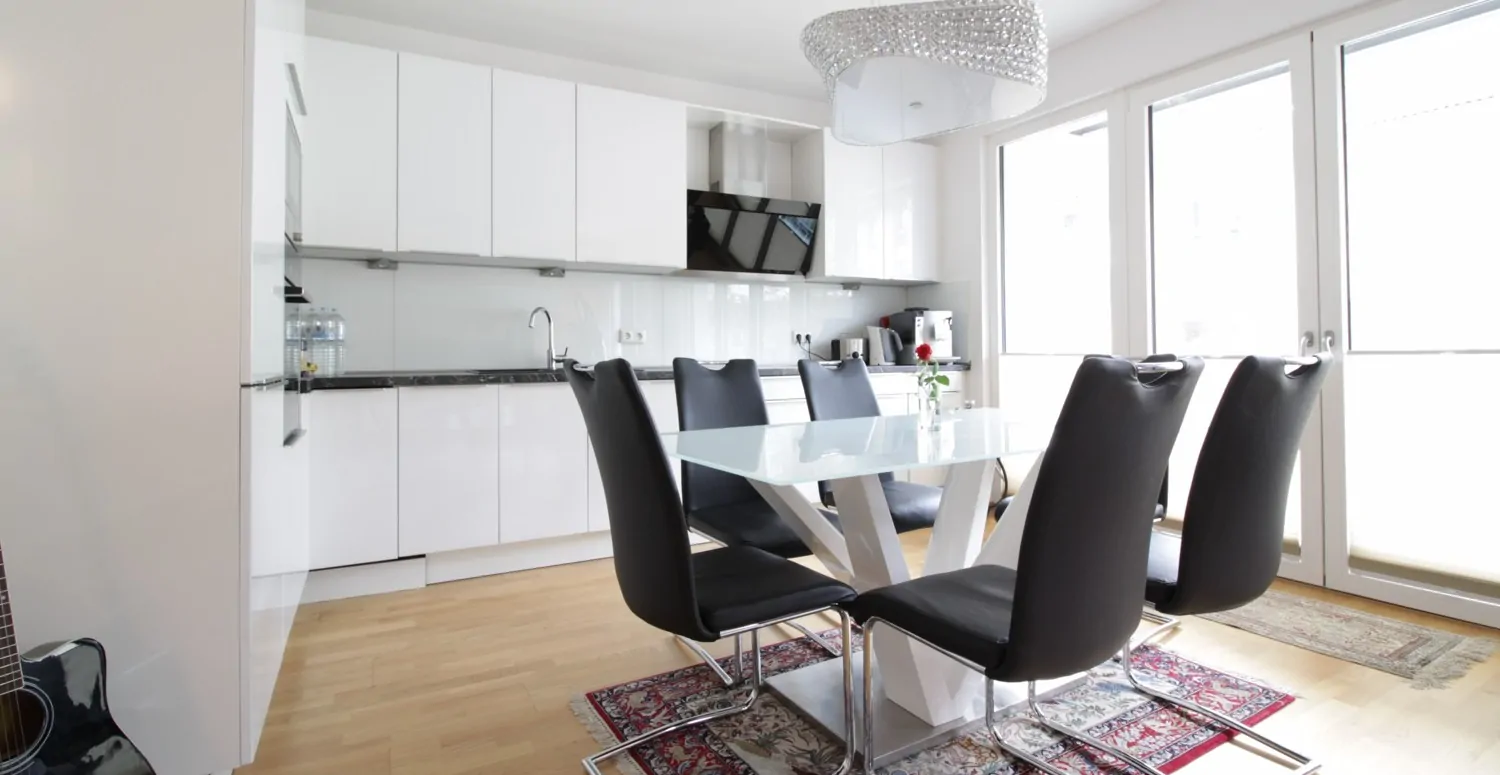 Essbereich mit offener Küche