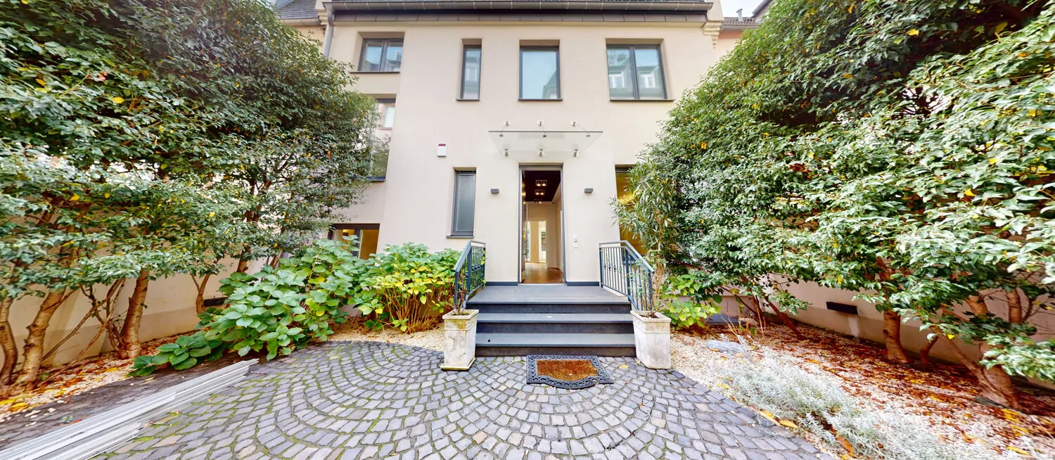 Hauseingang mit Hofgarten