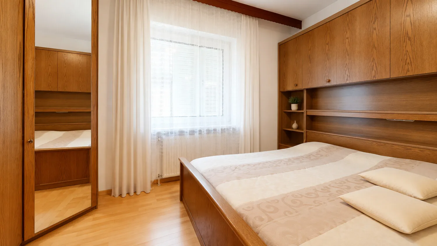 Schlafzimmer mit Holzeinbauten