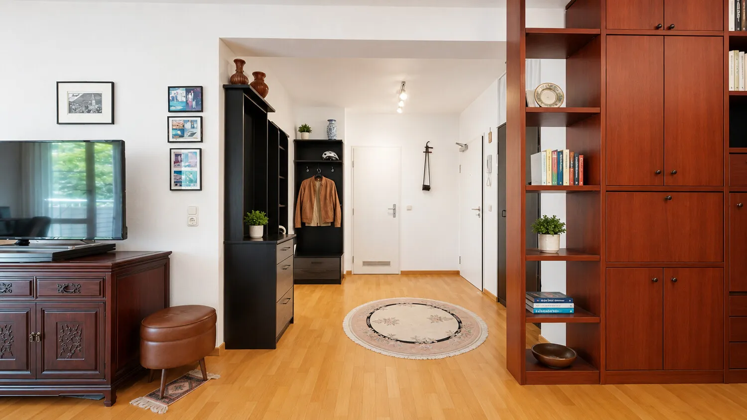 Wohnzimmer mit Holzmöbeln