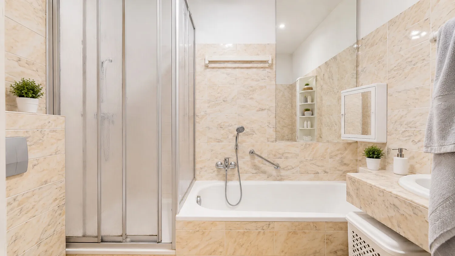 Marmorbad mit Dusche und Wanne