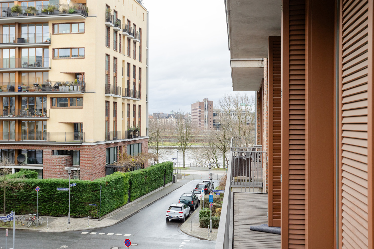 Balkonaussicht auf das Mainufer