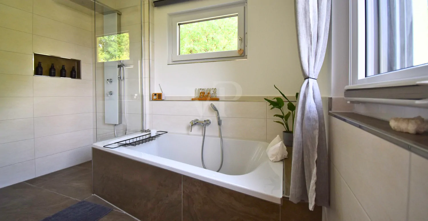 begehbare Dusche und Badewanne