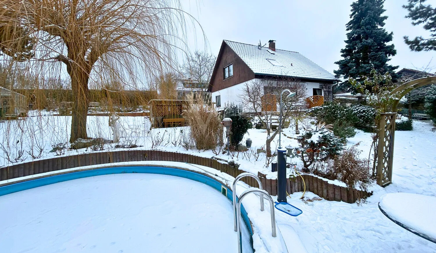 Garten mit Pool