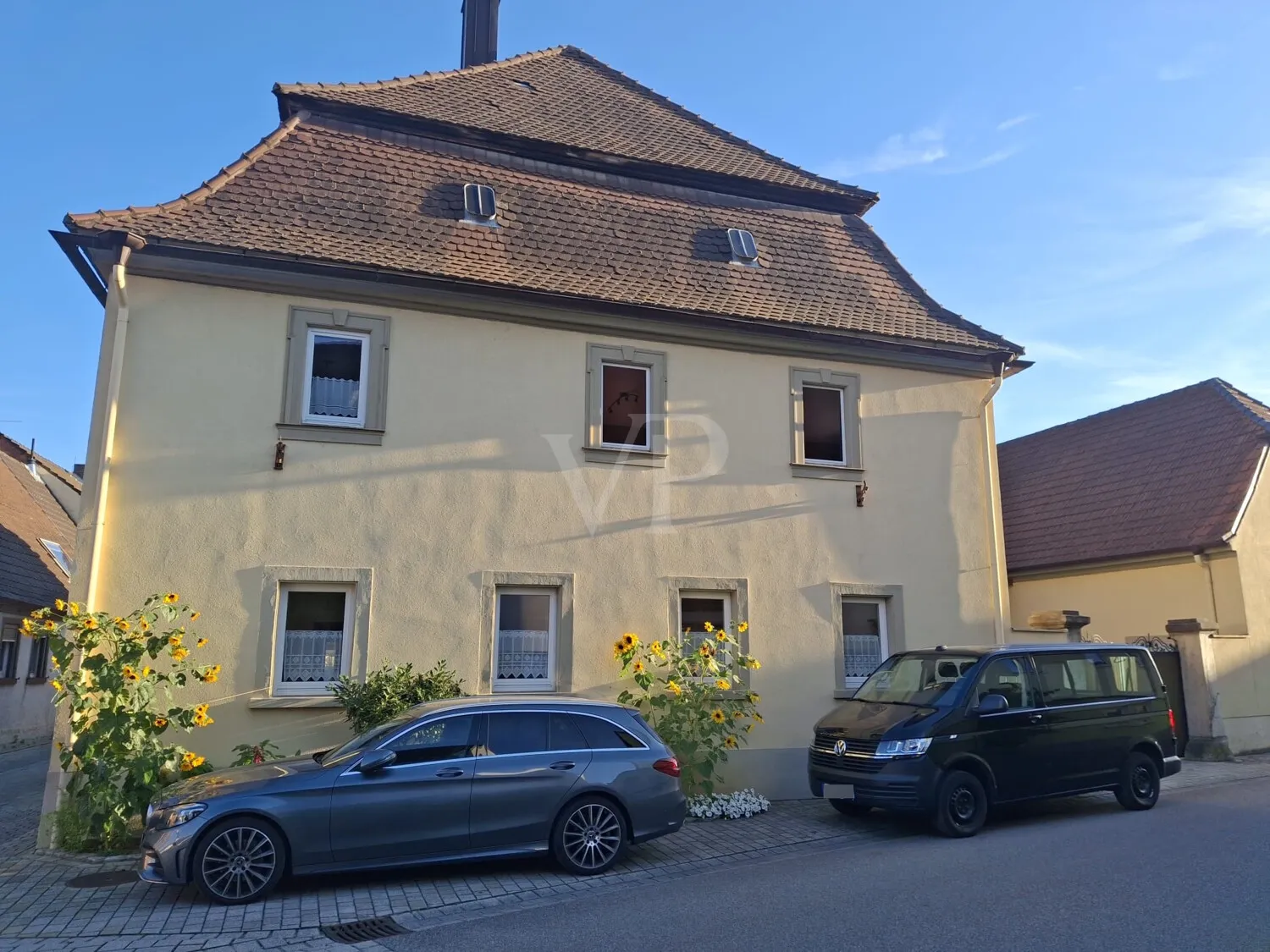 Hausansicht mit Scheune