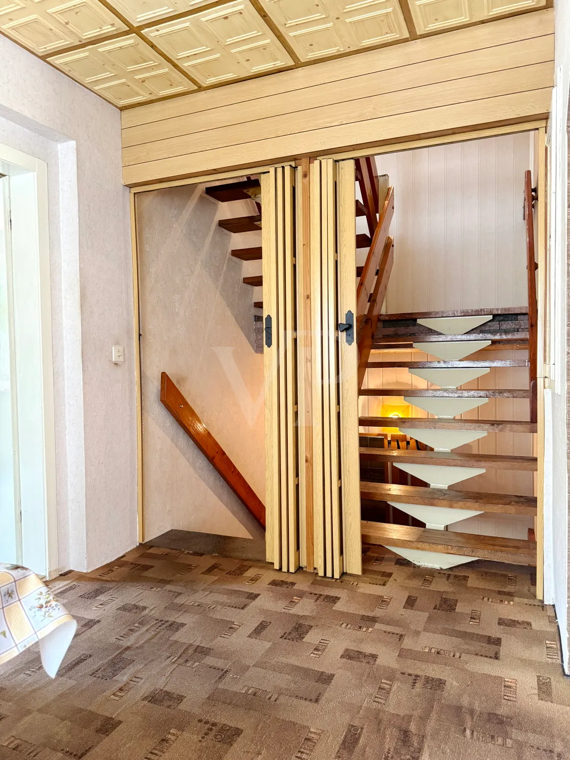 EG Treppen zum OG & Keller