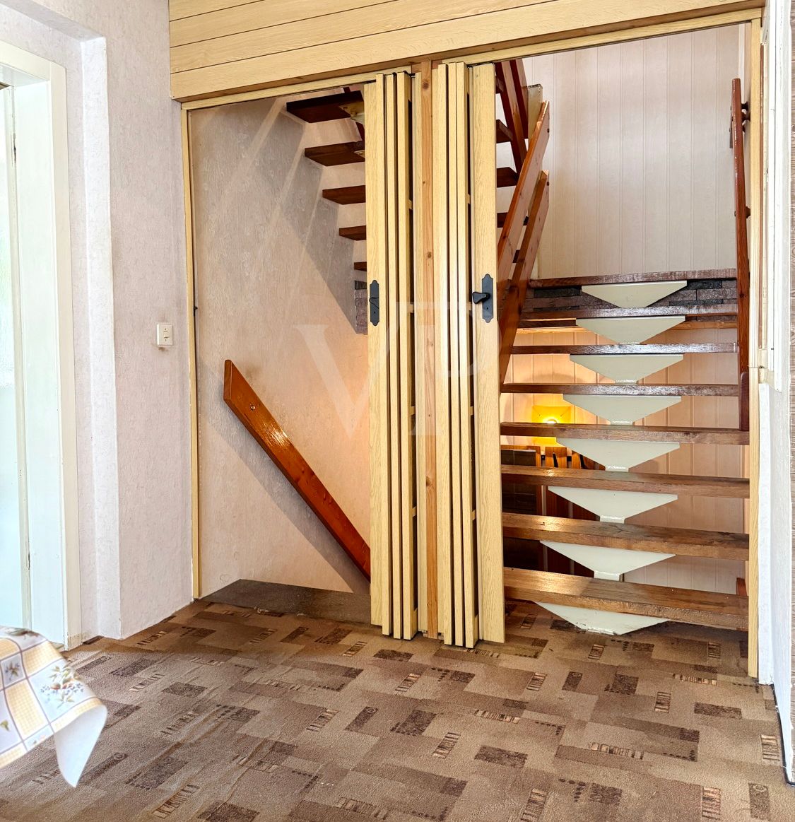 EG Treppen zum OG & Keller