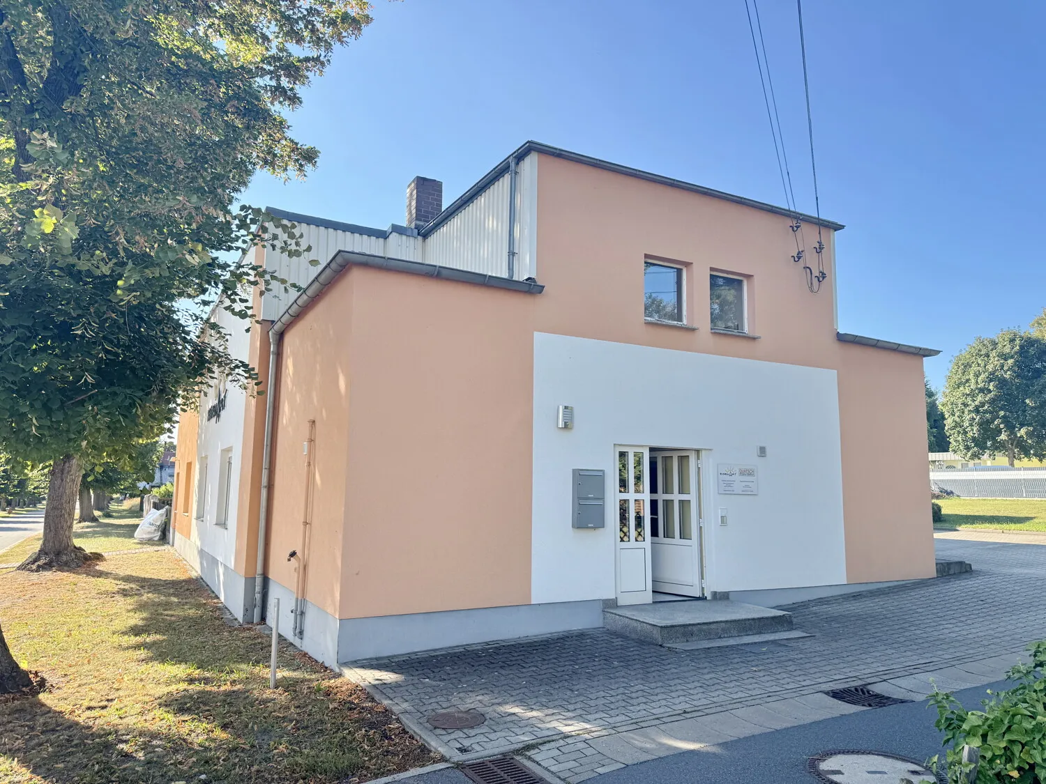 Well-maintained commercial property with storage and production areas as well as office space