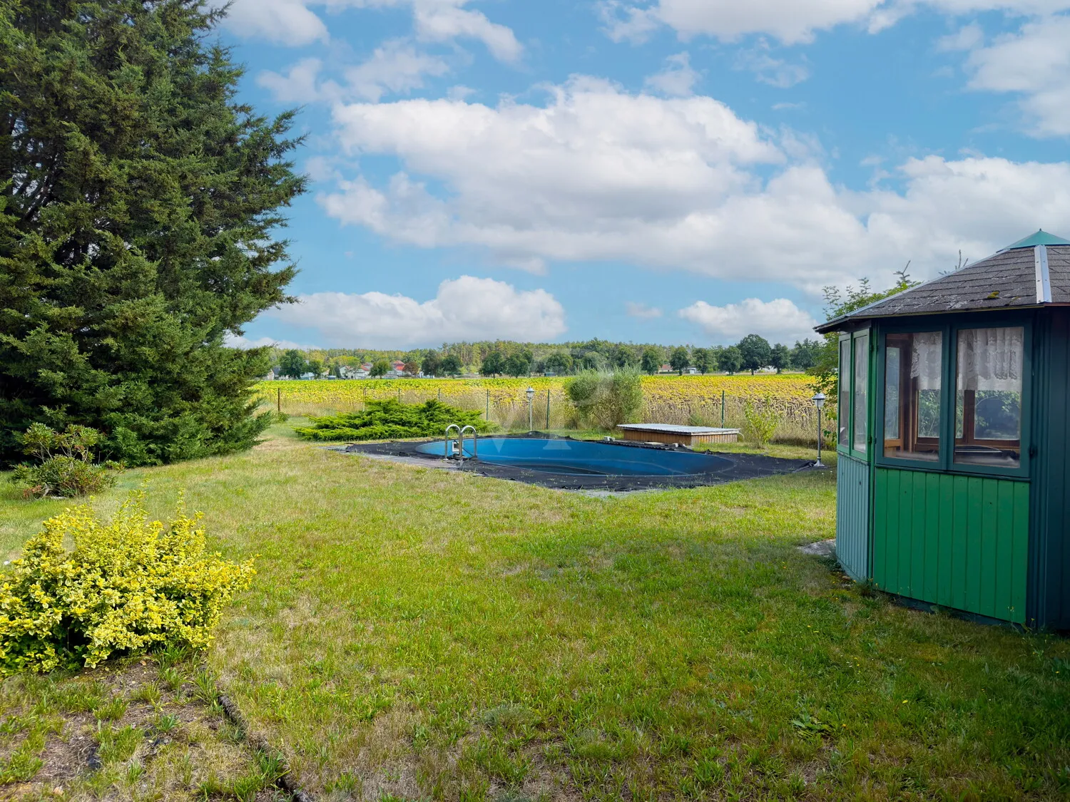 Außenansicht Garten- und Poolbereich