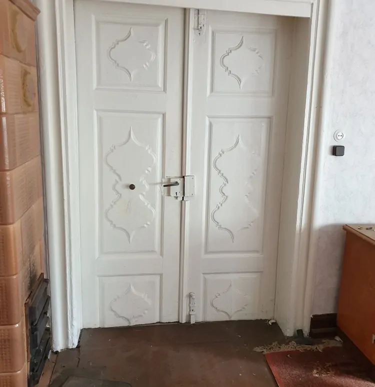 EG alte zweiflüglige Holztür-min