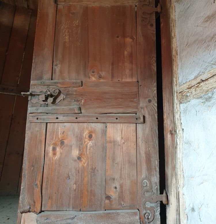 Dachboden alte Holztür-min