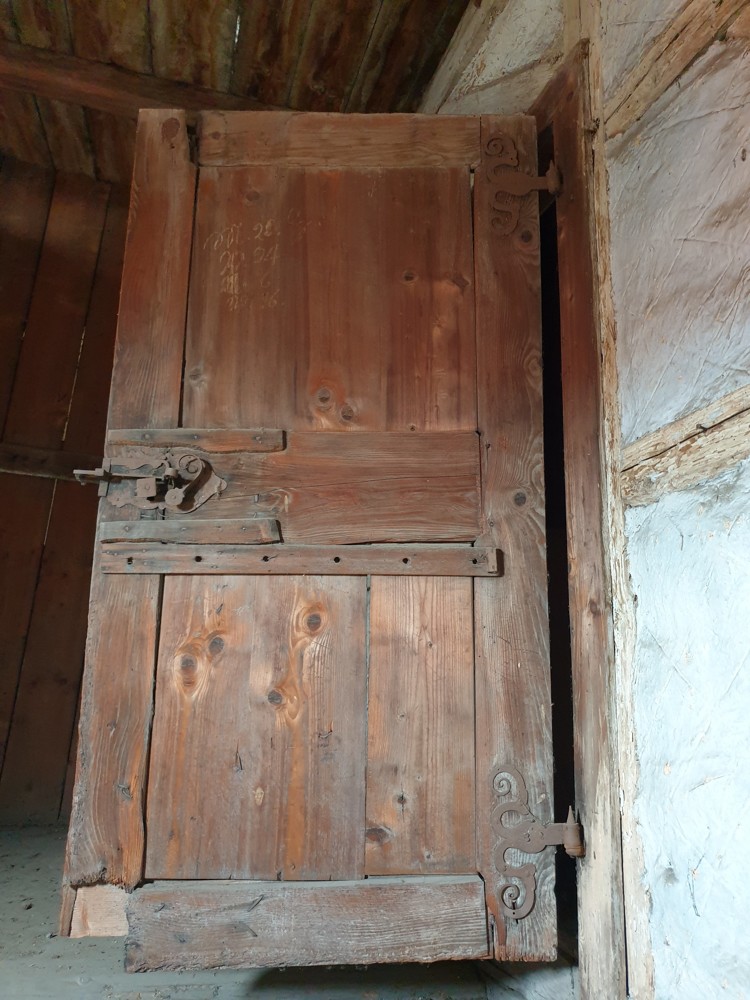 Dachboden alte Holztür-min