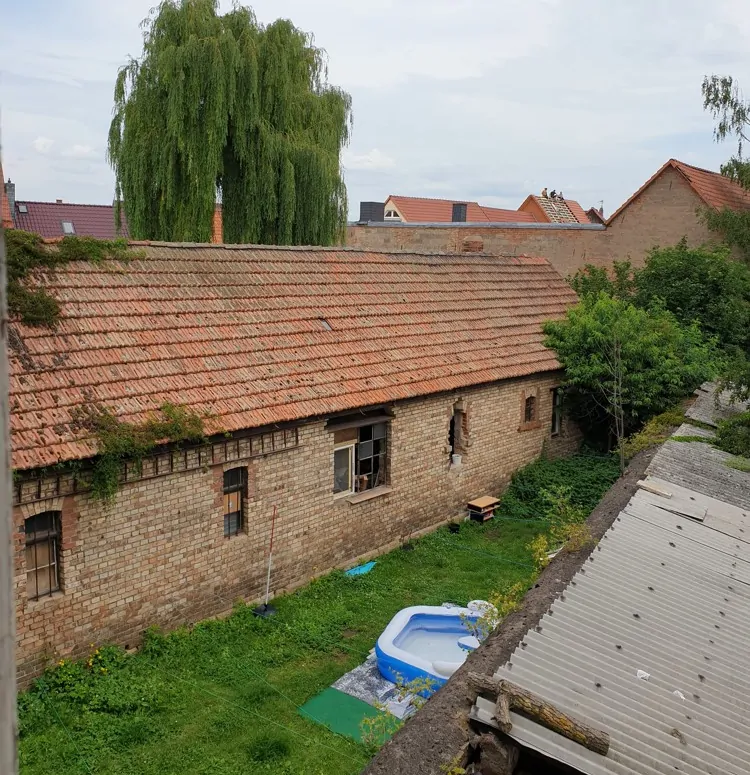 Blick über die Mauer ehemalige Gefängniszellen-min