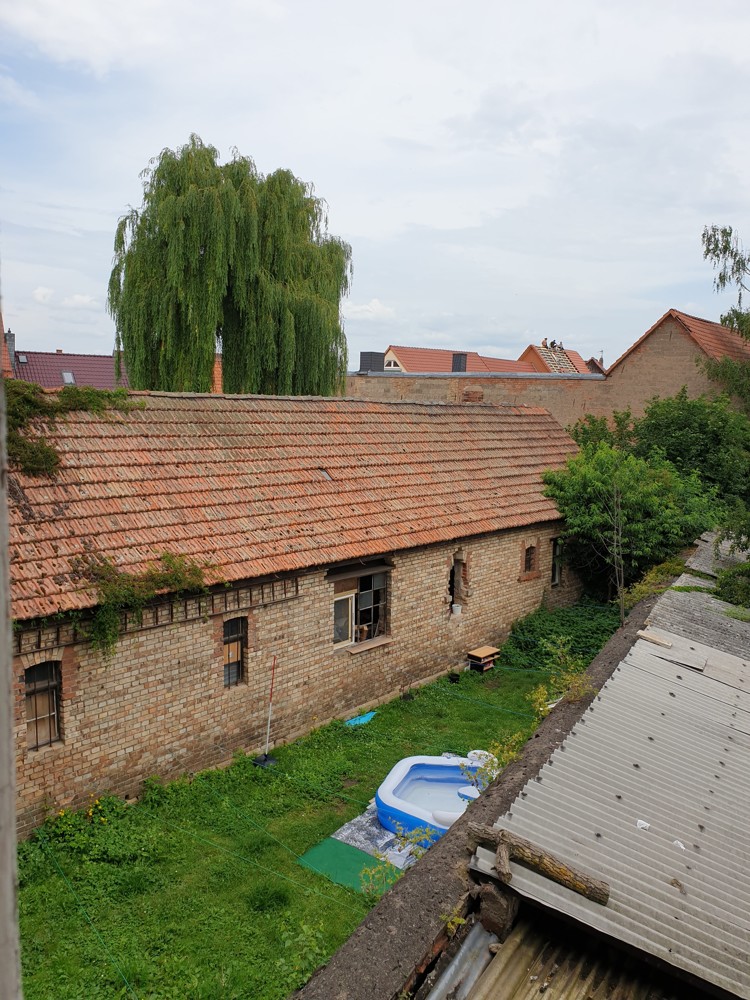 Blick über die Mauer ehemalige Gefängniszellen-min