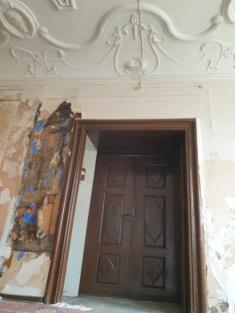 1. OG Zweiflüglige Holztüren (7)-min