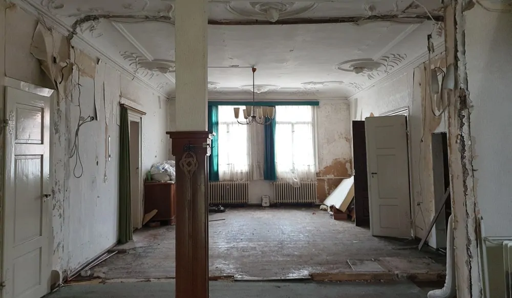 1.OG Saal 1 Treppenaufgang-min