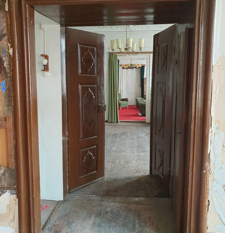 1. OG Zweiflüglige Holztüren (4)-min