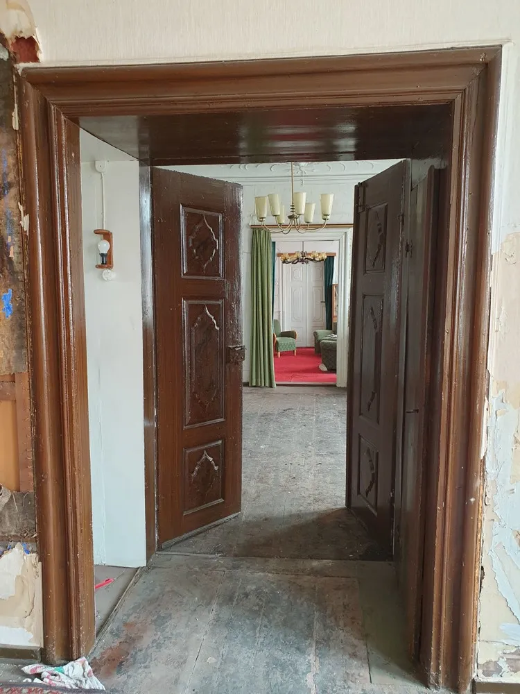 1. OG Zweiflüglige Holztüren (4)-min