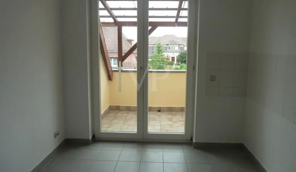 Küche mit Austritt und Blick auf Balkon