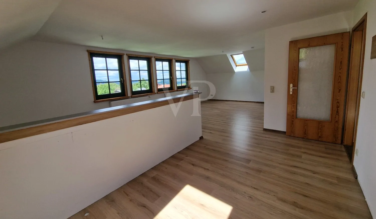 DG offenes Wohnzimmer mit Küche vorn