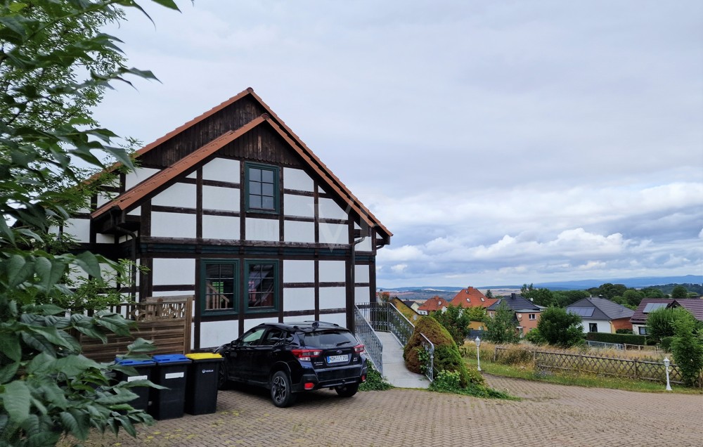 Ansicht Osten mit Eingang und Stellplatzbereich