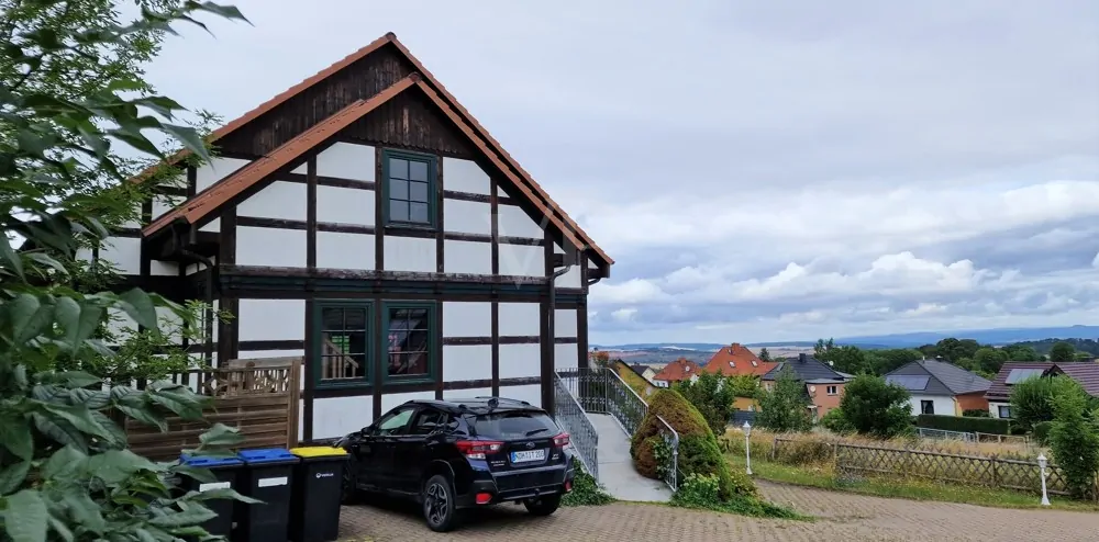 Ansicht Osten mit Eingang und Stellplatzbereich