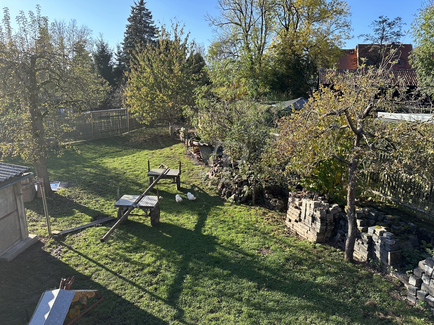 Blick von der Dachterrasse in Nachbars Garten