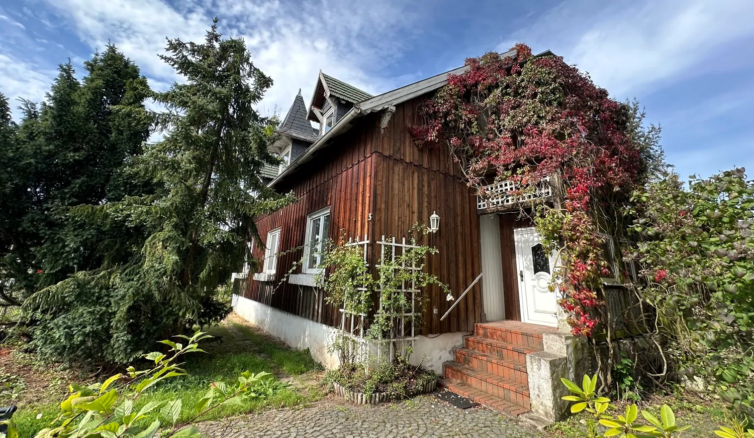 Südansicht mit Eingangsbereich