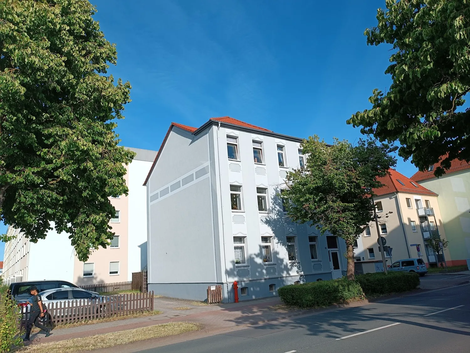 Ansicht Straßenseite mit Stellplatzbereich