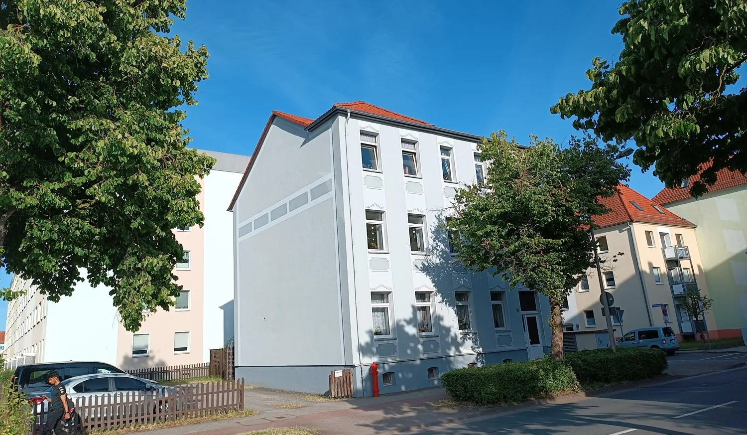 Ansicht Straßenseite mit Stellplatzbereich