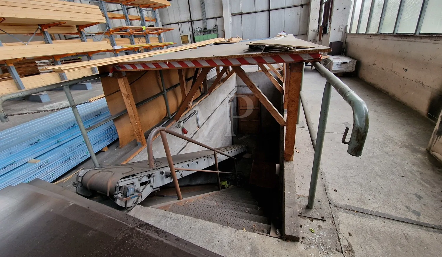 Zugang unterkellerter Bereich Werkhalle