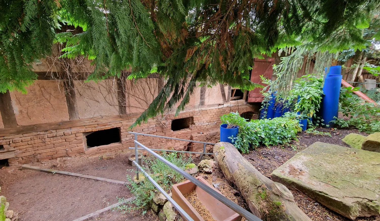 Ansicht hinteres Gartengrundstück mit Stallung