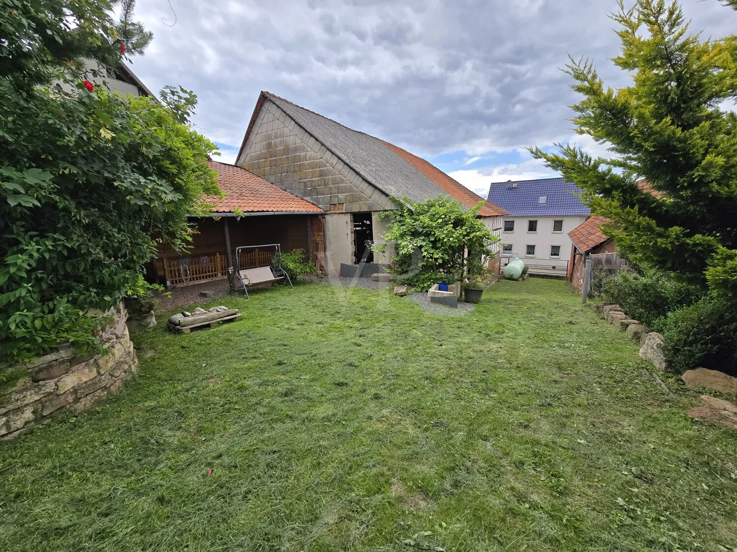 hinteres Gartengrundstück mit Sitzplatzbereich