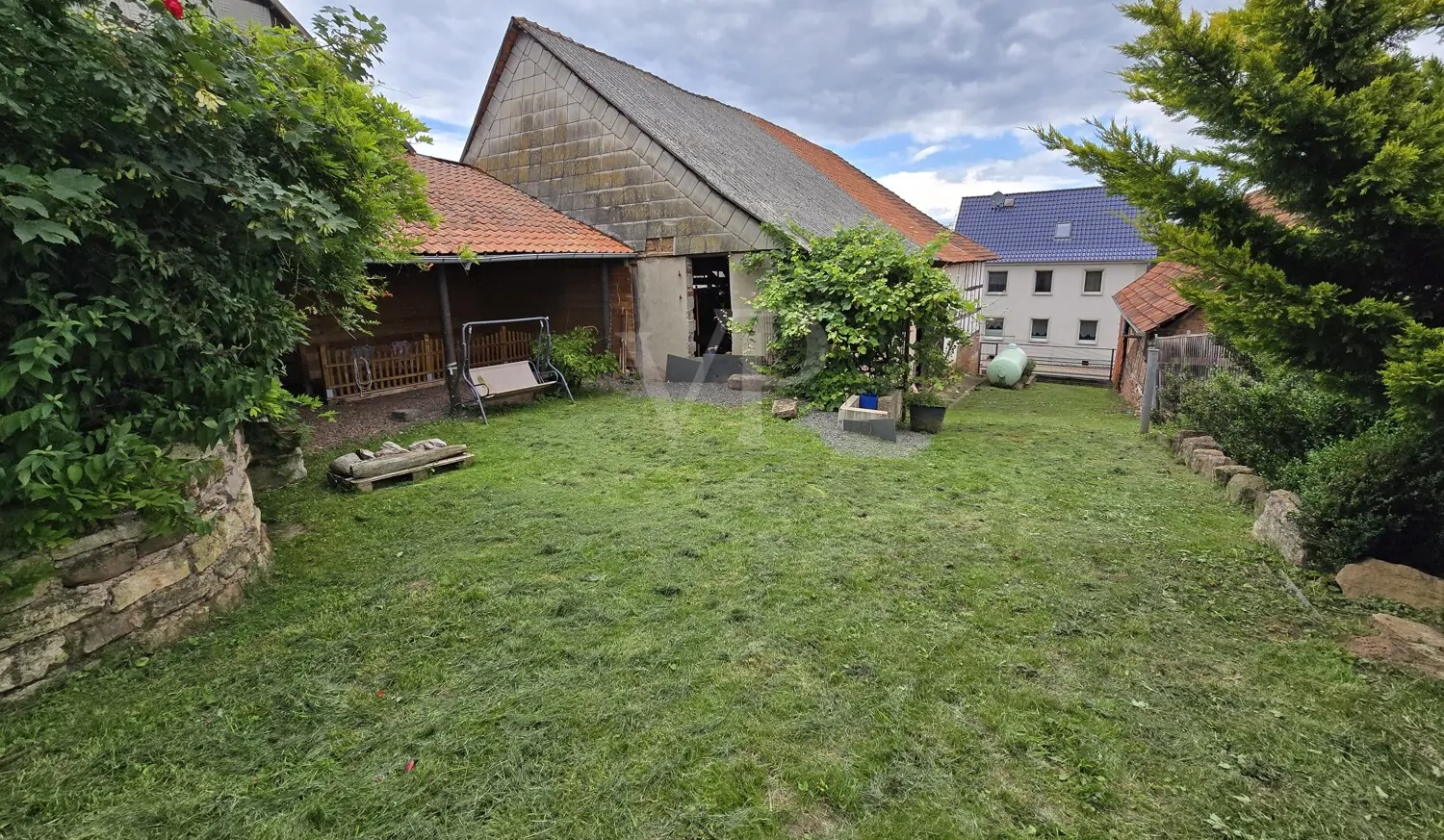 hinteres Gartengrundstück mit Sitzplatzbereich