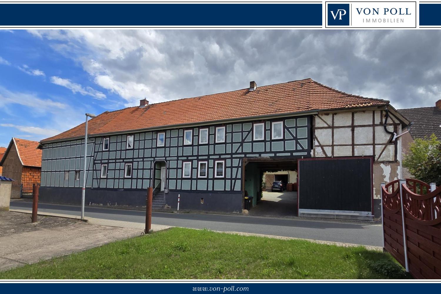 Haupthaus Ansicht mit Hauptzufahrt