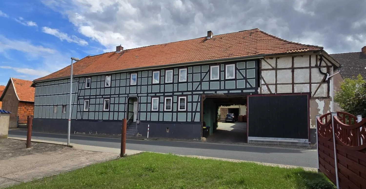 Haupthaus Ansicht mit Hauptzufahrt