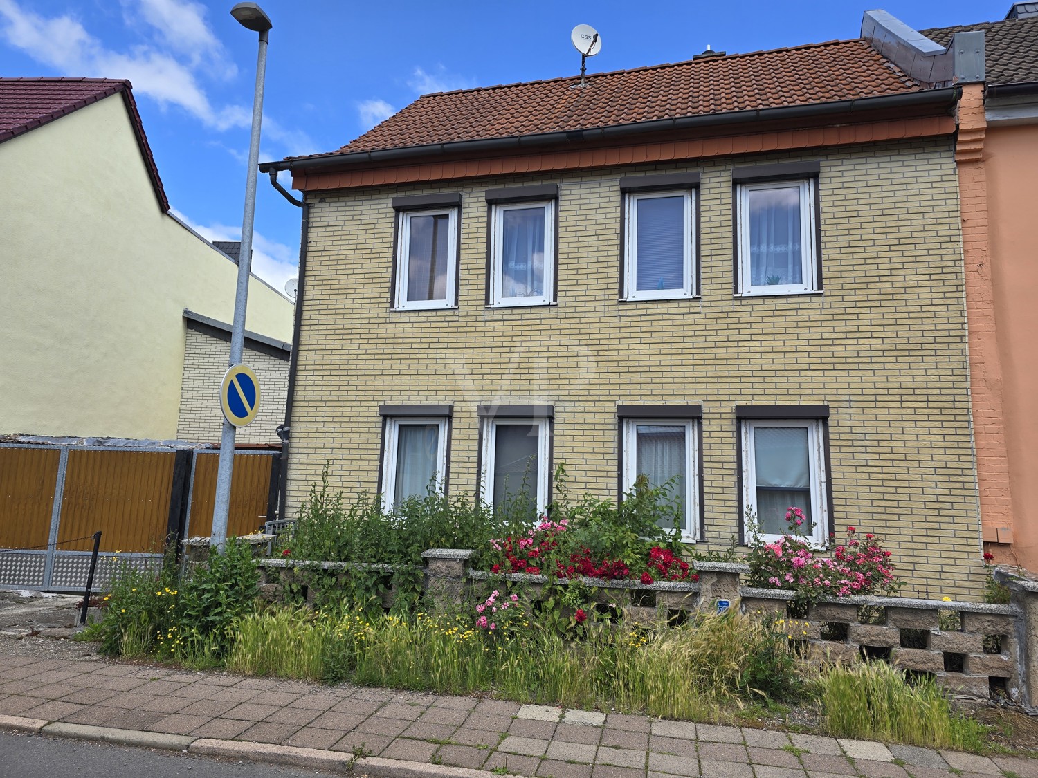 Straßenansicht mit Vorgarten