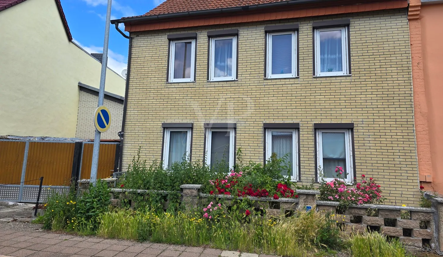 Straßenansicht mit Vorgarten