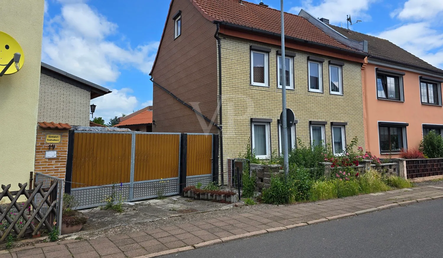 Straßenansicht mit Zufahrt