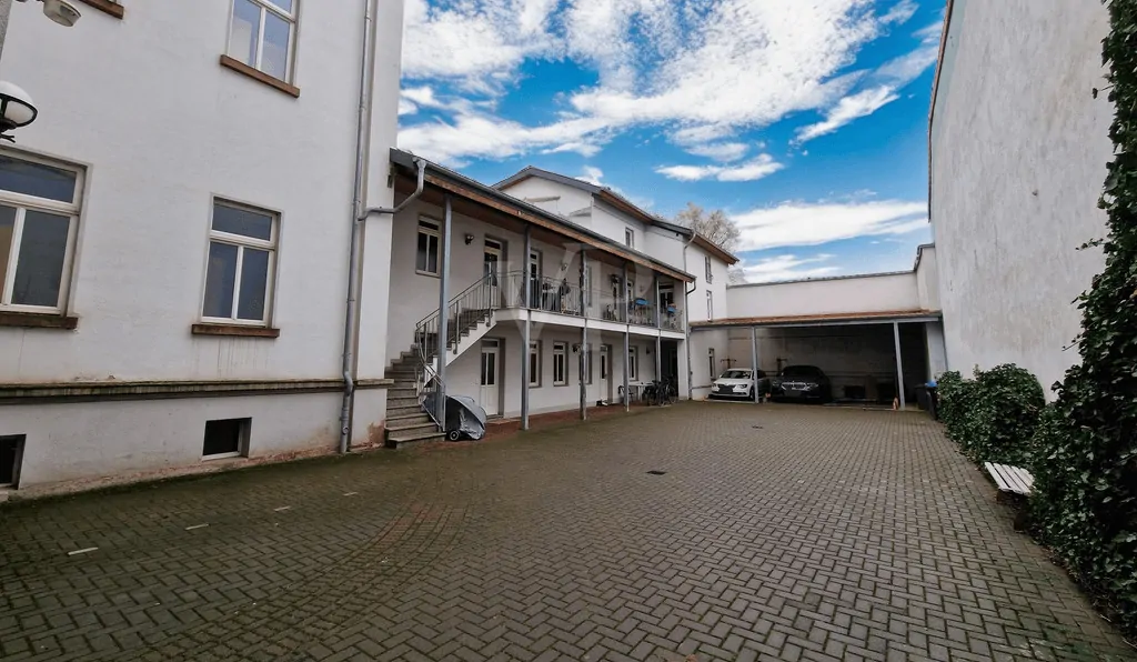 Hofseite mit Haupteingang