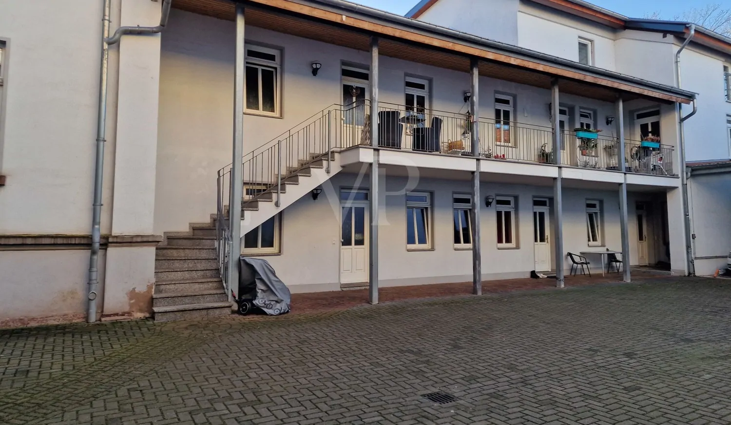 Eingangsbereich mit Laubengang