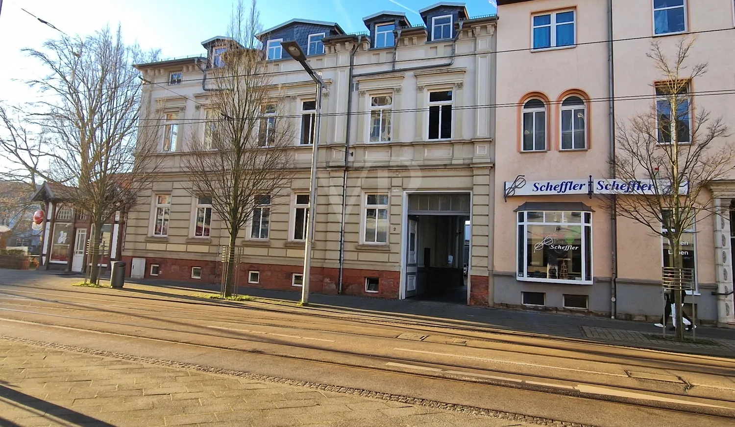 Ansicht Straßenseite mit Tordurchfahrt Zugang ETW