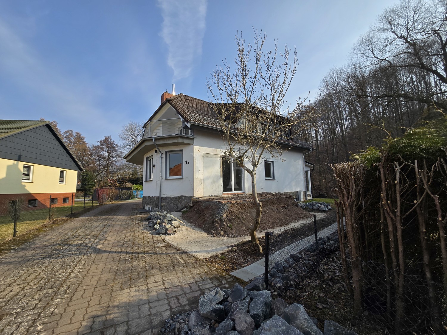 Ansicht Süd Westen mit Zufahrt Grundstück