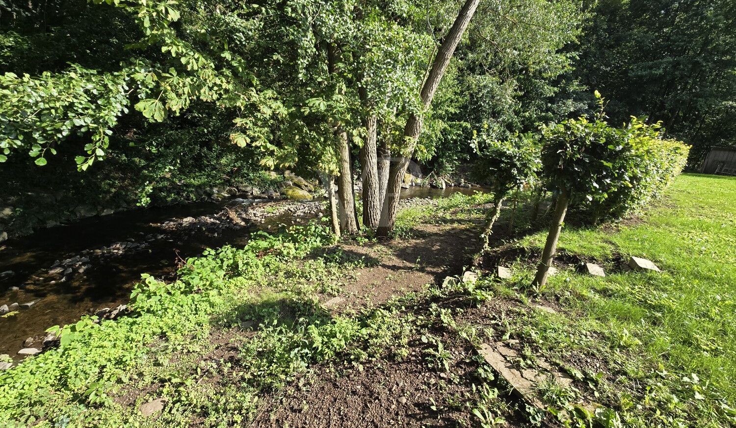 Ansicht Gartenbereich mit Flußblick