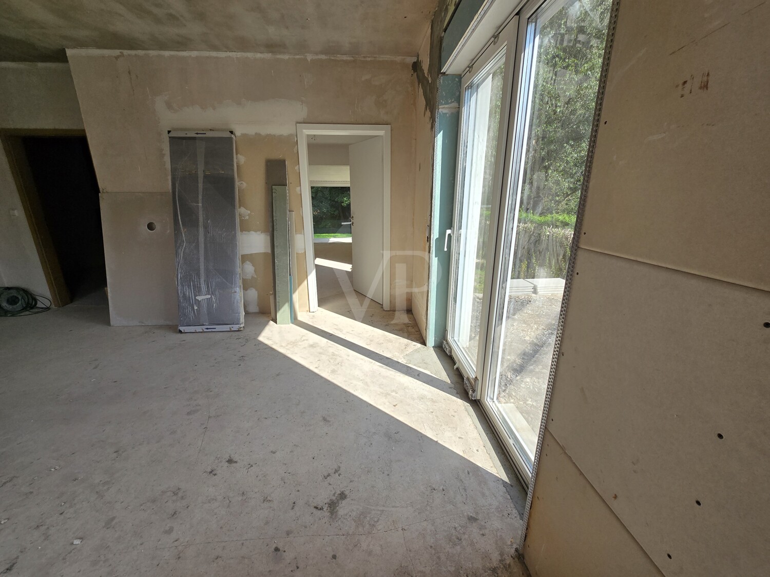 EG Zimmer Ausbau mit neuer Glasschiebetür Terrasse vorbereitet Stand Sanierung 2024/2025