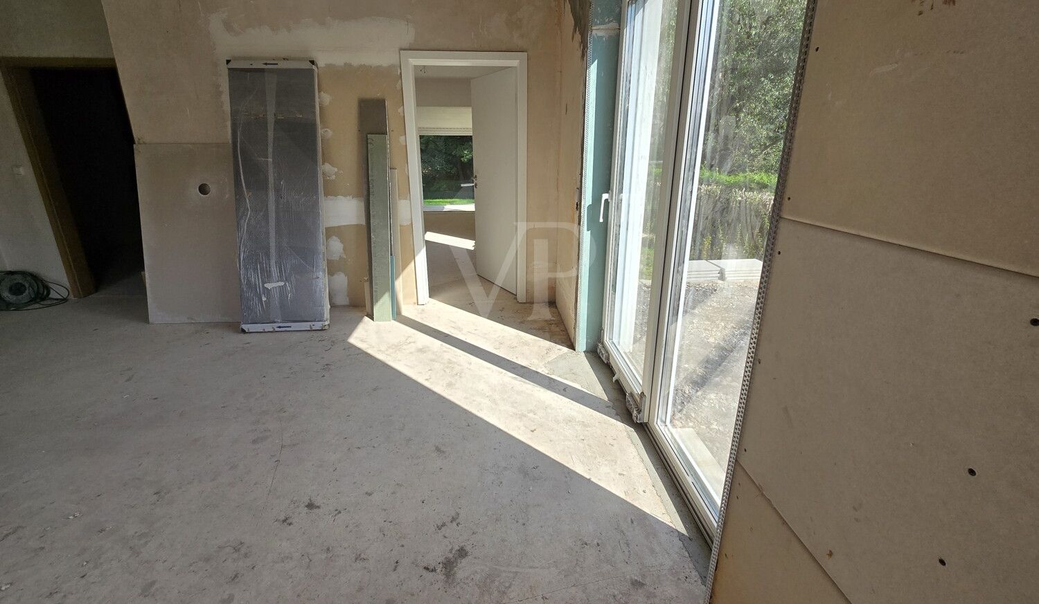 EG Zimmer Ausbau mit neuer Glasschiebetür Terrasse vorbereitet Stand Sanierung 2024/2025