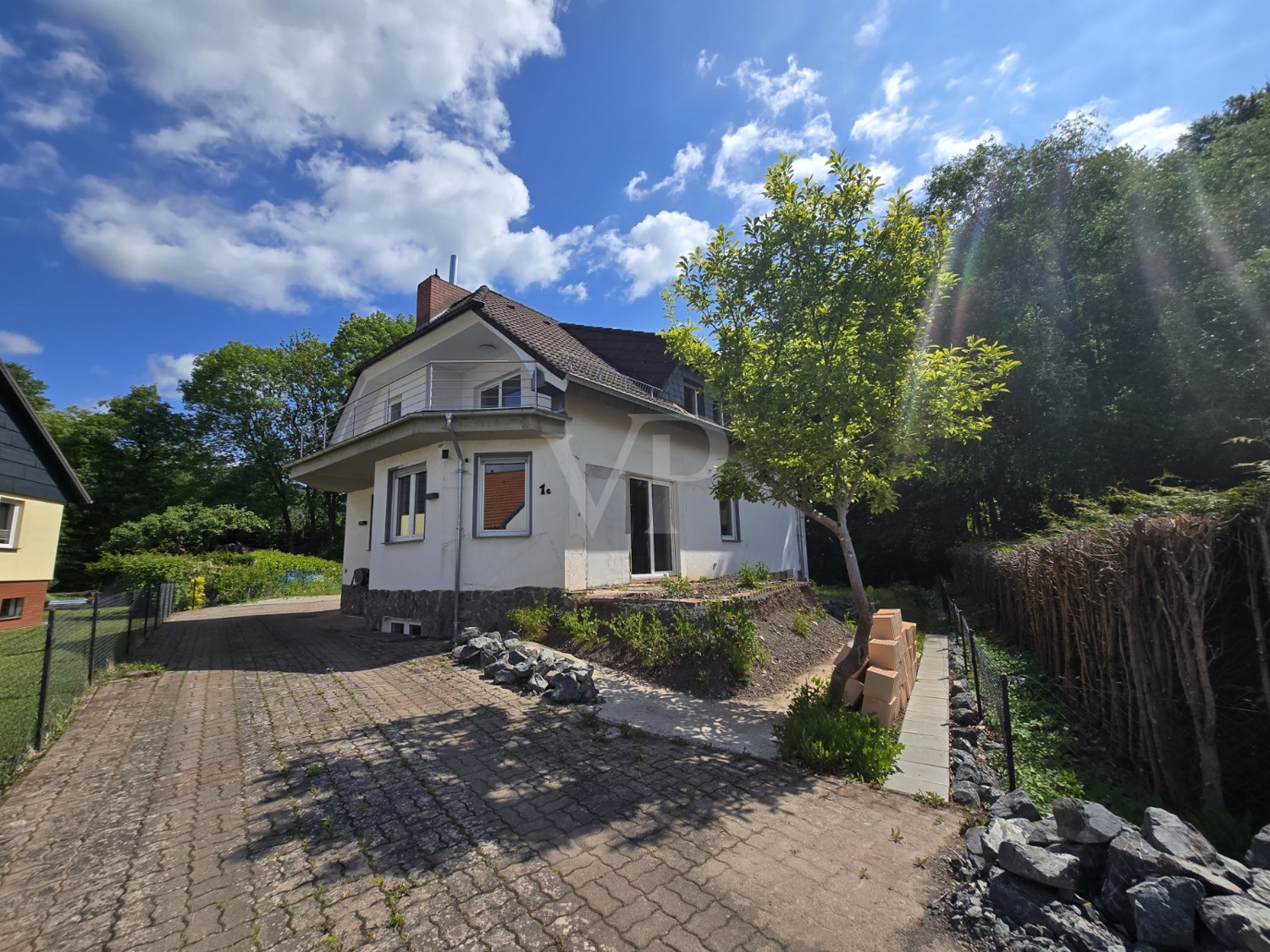 Ansicht Süden mit Zufahrt und Terrasse vorbereitet